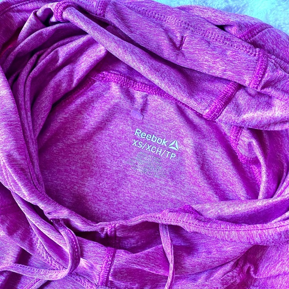 *SOLD*Reebok Long sleeve with hoodie - Picture 5 of 7